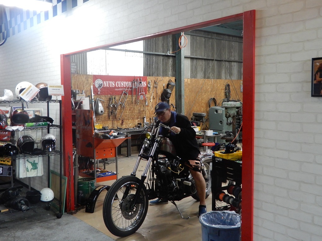 3インチ!ヘッドライト。 : NUTS CUSTOM CYCLES 3インチ!ヘッドライト。 : NUTS CUSTOM CYCLES
