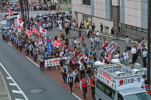 Racists & Anti-Racists in Shinjuku,Tokyo_a0188487_22290624.jpg