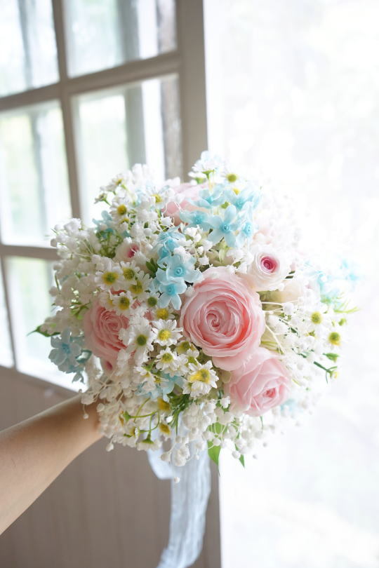 かすみ草とブルースターのクラッチブーケ_a0136507_21425961.jpg