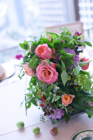 夏の装花　第一ホテルシーフォート様の花嫁様へ、コーラルピンクのバラと実と廃墟_a0042928_18494503.jpg