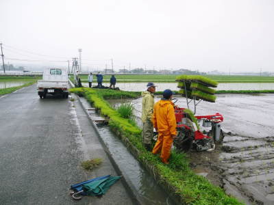 健康農園さんの令和元年の田植えの様子！菊池農業高校生さん達と共に！今年も無農薬栽培で育てます！後編_a0254656_19000871.jpg