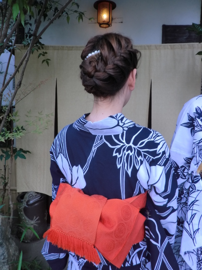 伝統的な浴衣 紺色 白とスッキリヘアアレンジ 京都嵐山 着物レンタル 遊月 徒然日記