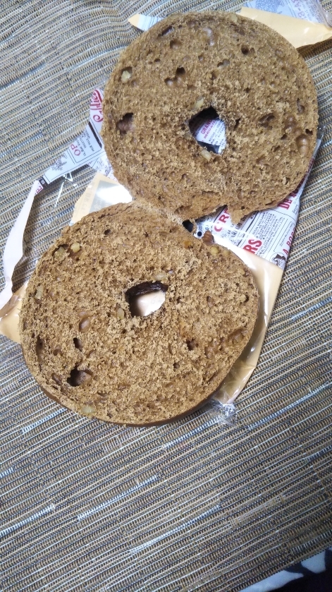 ローソン もちっとしたくるみベーグル沖縄県産黒糖_f0076001_23455043.jpg