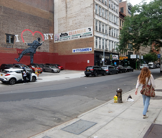 17丁目沿いの\"I ♥ NY\"巨大壁画、まだ見れます_b0007805_21491998.jpg