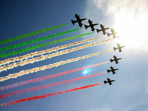 モデナ上空の華麗なるイタリア空軍アクロバットチーム Frecce Tricolori エミリアからの便り