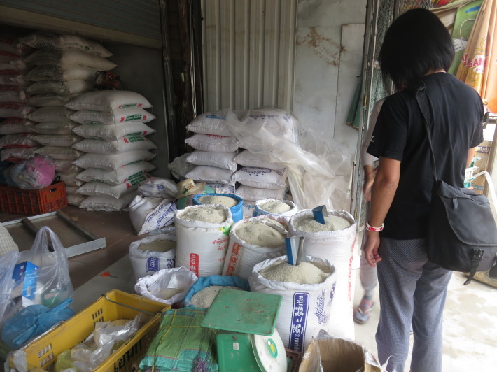 農村に滞在し、カンボジアを感じるツアー6日間 Vol.1 ☆市場で食材買い出し、プレイキション村へタウ!_e0408534_02024577.jpg