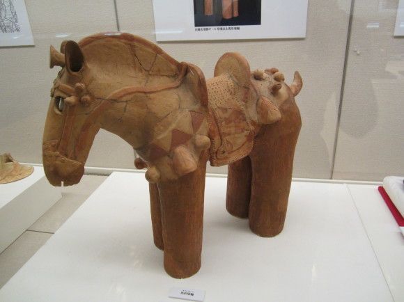 馬鈴を表現した馬形埴輪を持つ古墳の被葬者は王か臣下か_a0237545_09400246.jpg