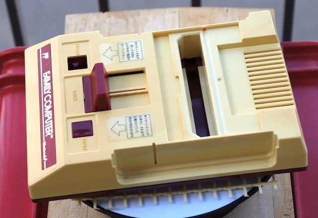 ファミコン筐体漂白（ただ日に晒すだけ）その後＋AV化とUSB電源