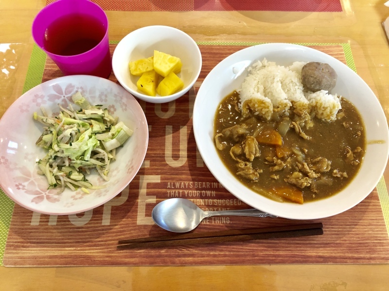 あじさい荘 夕食 カレーライス ミニハンバーグのせ ごぼうサラダ パイナップル 今日の献立