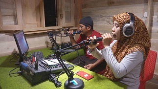 テレビ(7/10)： Radio to the Rescue: Indonesia　インドネシアでの被災地支援活動（神戸・長田のFMわぃわぃ）＠NHK World TV　「Side by Side」_a0054926_07173231.jpg