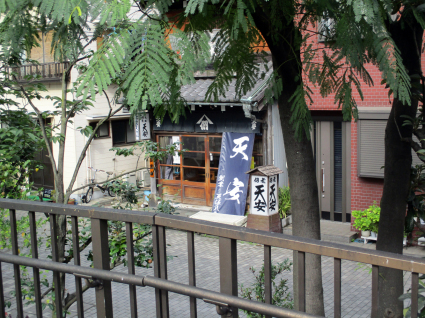 タワーマンションが立ち並ぶ中に突然現れる、時間が止まった街のお風呂屋さん。_e0120614_16130418.jpg