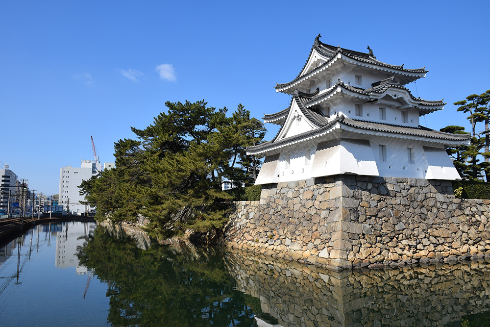 海に浮かぶ要塞、讃岐高松城を歩く。　その１　＜艮櫓、旭橋、旭門、桜の馬場＞_e0158128_19273977.jpg