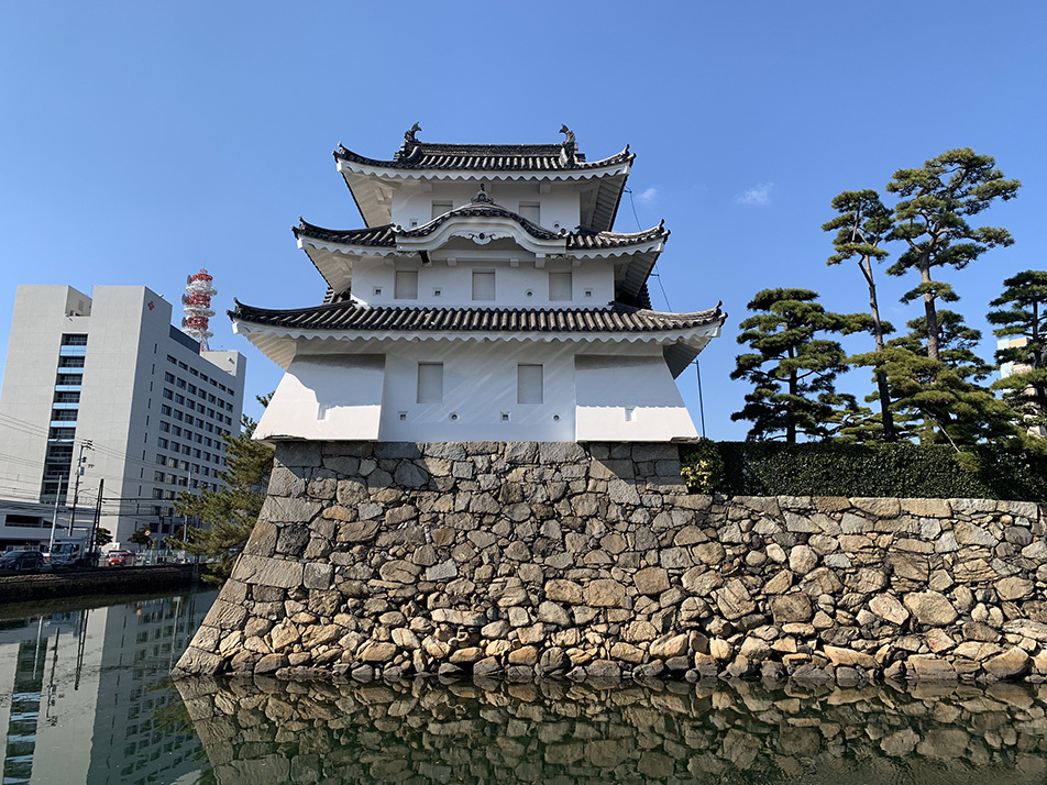 海に浮かぶ要塞、讃岐高松城を歩く。　その１　＜艮櫓、旭橋、旭門、桜の馬場＞_e0158128_19294415.jpg