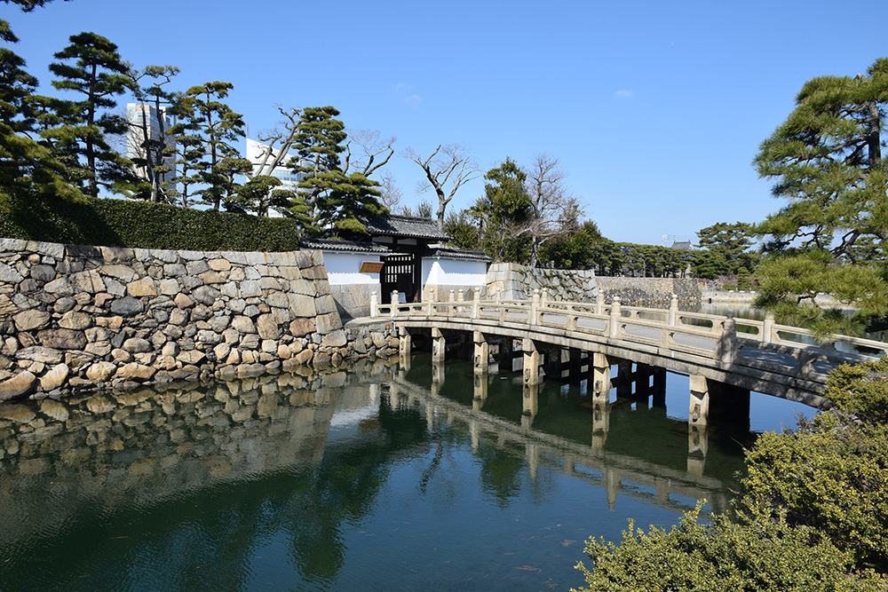 海に浮かぶ要塞、讃岐高松城を歩く。　その１　＜艮櫓、旭橋、旭門、桜の馬場＞_e0158128_19315620.jpg