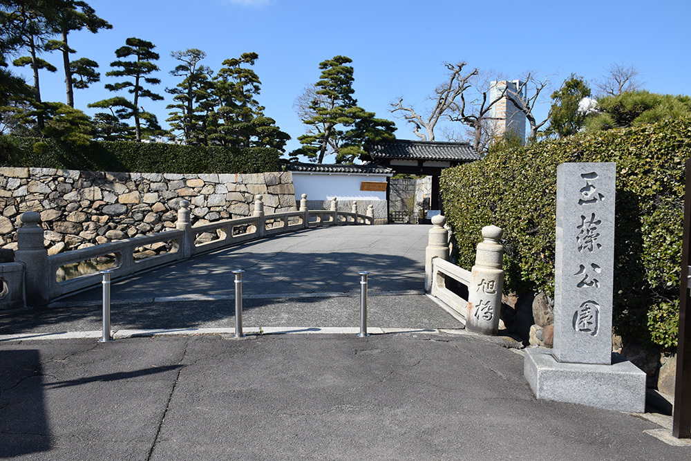 海に浮かぶ要塞、讃岐高松城を歩く。　その１　＜艮櫓、旭橋、旭門、桜の馬場＞_e0158128_19331838.jpg