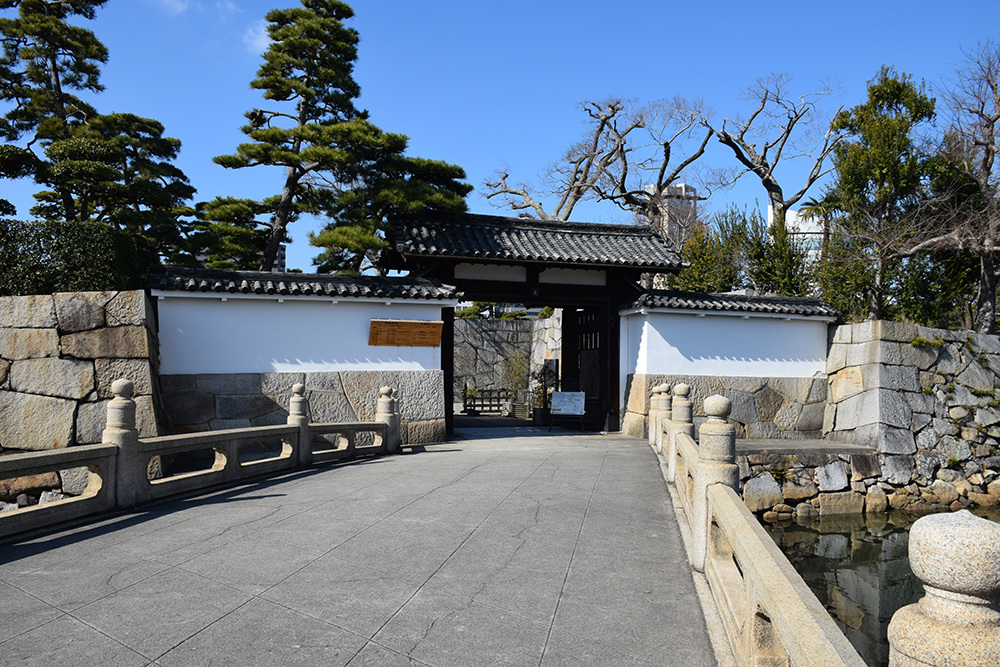 海に浮かぶ要塞、讃岐高松城を歩く。　その１　＜艮櫓、旭橋、旭門、桜の馬場＞_e0158128_19340133.jpg