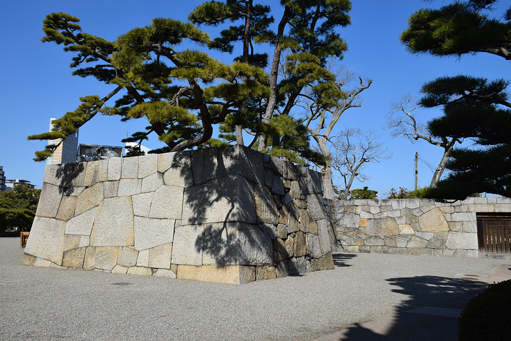 海に浮かぶ要塞、讃岐高松城を歩く。　その１　＜艮櫓、旭橋、旭門、桜の馬場＞_e0158128_19361610.jpg