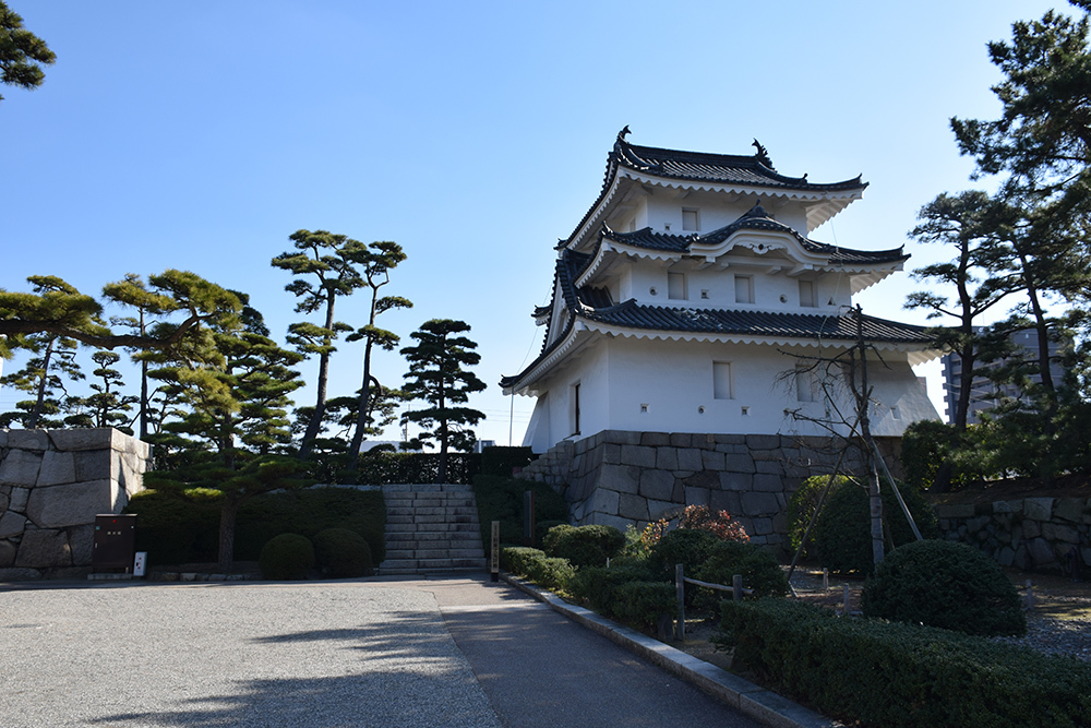 海に浮かぶ要塞、讃岐高松城を歩く。　その１　＜艮櫓、旭橋、旭門、桜の馬場＞_e0158128_19394916.jpg