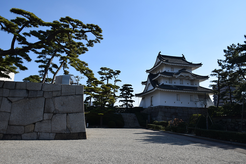 海に浮かぶ要塞、讃岐高松城を歩く。　その１　＜艮櫓、旭橋、旭門、桜の馬場＞_e0158128_19395221.jpg