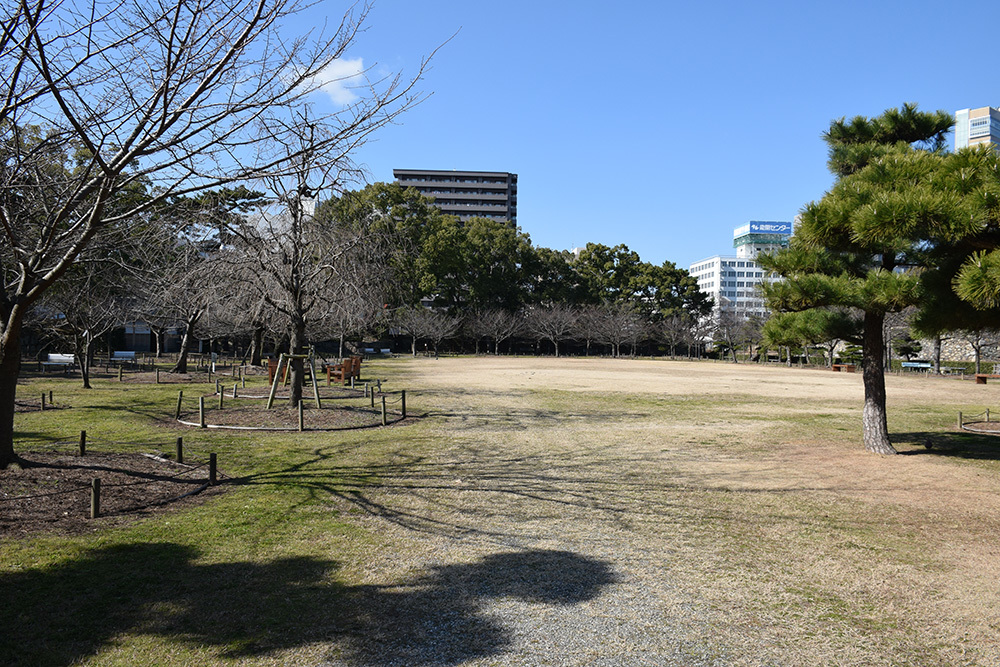 海に浮かぶ要塞、讃岐高松城を歩く。　その１　＜艮櫓、旭橋、旭門、桜の馬場＞_e0158128_19411494.jpg