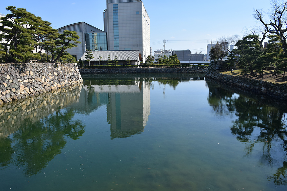 海に浮かぶ要塞、讃岐高松城を歩く。　その１　＜艮櫓、旭橋、旭門、桜の馬場＞_e0158128_19425450.jpg