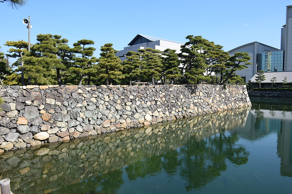 海に浮かぶ要塞、讃岐高松城を歩く。　その１　＜艮櫓、旭橋、旭門、桜の馬場＞_e0158128_19425738.jpg