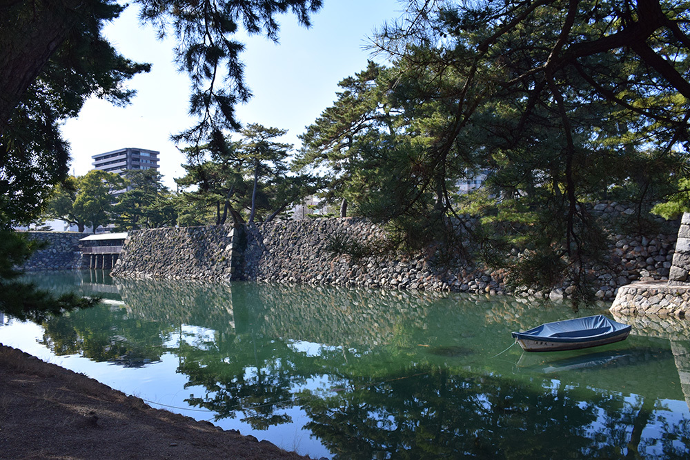 海に浮かぶ要塞、讃岐高松城を歩く。 その4 <水門、鉄門、二ノ丸>_e0158128_20203715.jpg