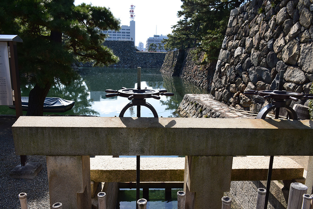 海に浮かぶ要塞、讃岐高松城を歩く。 その4 <水門、鉄門、二ノ丸>_e0158128_20221192.jpg