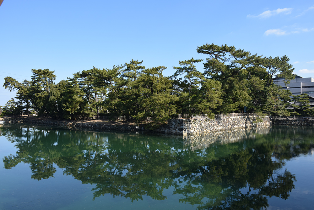海に浮かぶ要塞、讃岐高松城を歩く。 その4 <水門、鉄門、二ノ丸>_e0158128_20375057.jpg