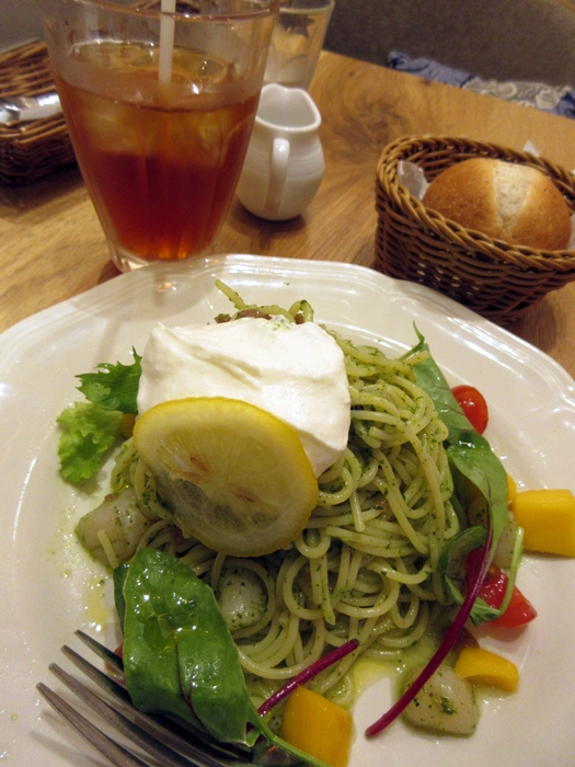 【アフタヌーンティールーム】小柱とレモンムースの冷製バジルソースパスタ【湘南GATE】_b0009849_155436.jpg