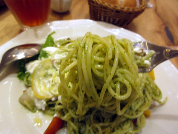【アフタヌーンティールーム】小柱とレモンムースの冷製バジルソースパスタ【湘南GATE】_b0009849_1625839.jpg