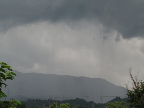 雷鳴轟く空と、雨。_f0281398_16464141.jpg