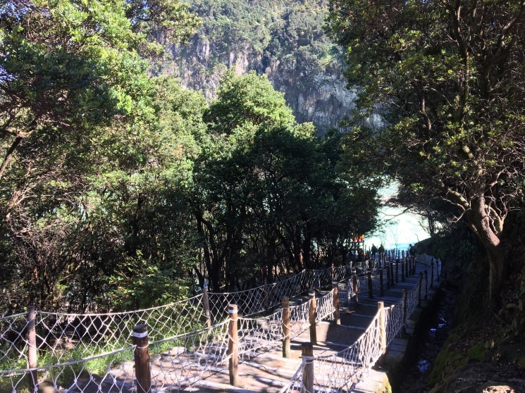 幻想的！！バンドンから日帰りで行く火口湖『カワプティ』 - Kawah Putih, Indonesia_b0108109_17233854.jpg