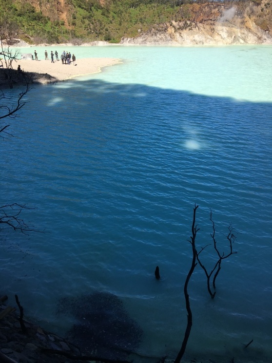 幻想的！！バンドンから日帰りで行く火口湖『カワプティ』 - Kawah Putih, Indonesia_b0108109_17245712.jpg