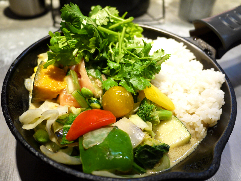 一日分の野菜グリーンカレー 【高輪 キャンプエクスプレス(camp express)】_b0153224_08021046.jpg