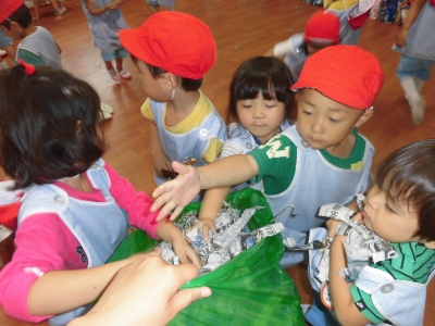 びりびり新聞紙_a0382671_13250509.jpg
