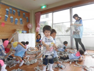 びりびり新聞紙_a0382671_13250544.jpg
