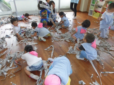 びりびり新聞紙_a0382671_13250563.jpg