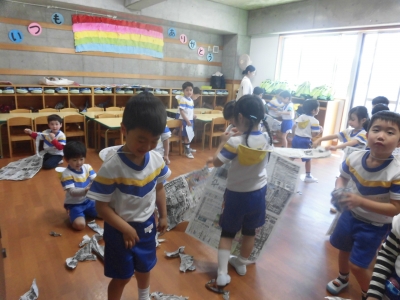 新聞紙遊び_a0382671_13260616.jpg