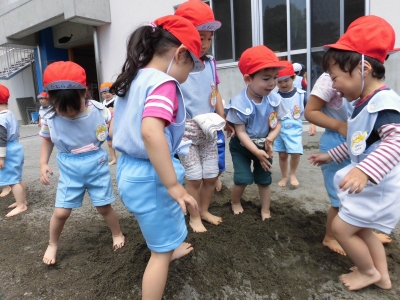 はだし遊びが始まりました その1_a0382671_13260800.jpg