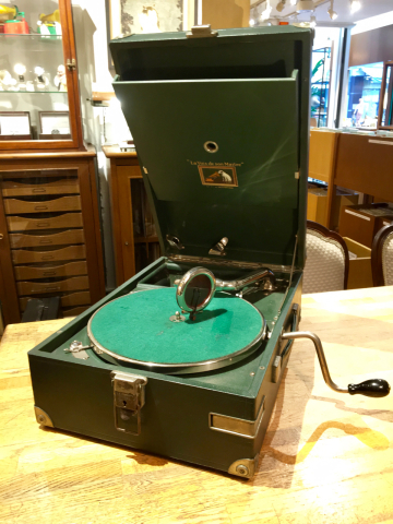 ポータブル蓄音機HMV101(緑)とHMV102(青)が入荷しました ポータブル蓄音機HMV101(緑)とHMV102(青)が入荷しました