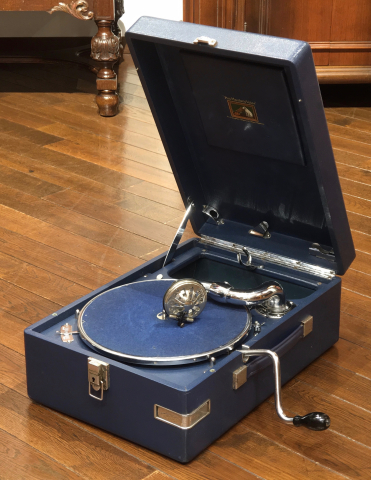 ポータブル蓄音機HMV101(緑)とHMV102(青)が入荷しました