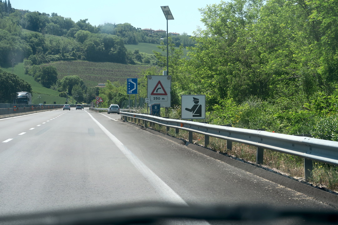 速度違反取締告げるグーグルマップ、イタリア_f0234936_61016100.jpg