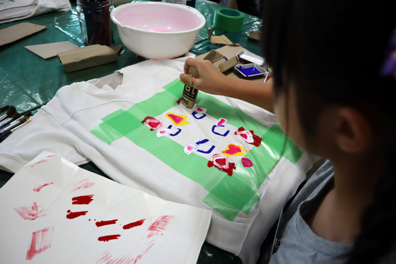 やと子ども美術教室　～ Tシャツに描く ～_e0222340_1541861.jpg