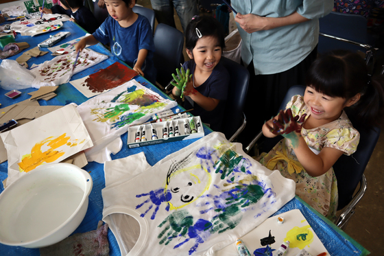 やと子ども美術教室　～ Tシャツに描く ～_e0222340_1572443.jpg