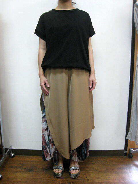 ＯＳＭＯＳＩＳ（オズモーシス）アシンメトリープリーツ切替パンツ　 ＢＥＩＧＥ_a0089359_13172141.jpg