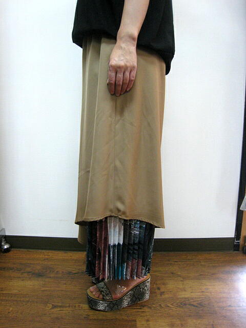 ＯＳＭＯＳＩＳ（オズモーシス）アシンメトリープリーツ切替パンツ　 ＢＥＩＧＥ_a0089359_13175264.jpg