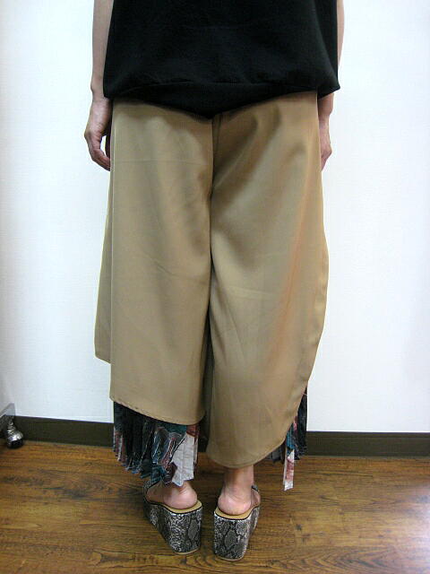 ＯＳＭＯＳＩＳ（オズモーシス）アシンメトリープリーツ切替パンツ　 ＢＥＩＧＥ_a0089359_1318035.jpg