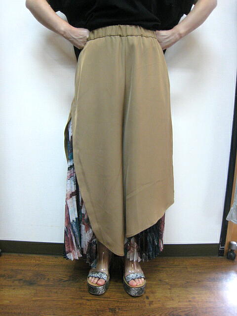 ＯＳＭＯＳＩＳ（オズモーシス）アシンメトリープリーツ切替パンツ　 ＢＥＩＧＥ_a0089359_1318475.jpg