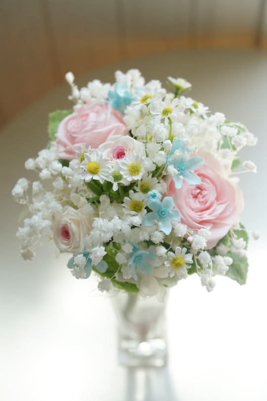 かすみ草とブルースターのクラッチブーケ_a0136507_21343471.jpg